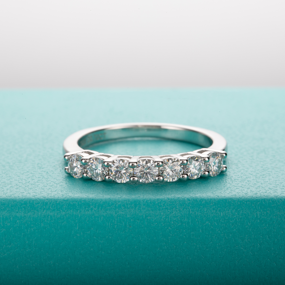 Seven Stone Moissanite Half Eternity Band – 925 Silver – detail 1