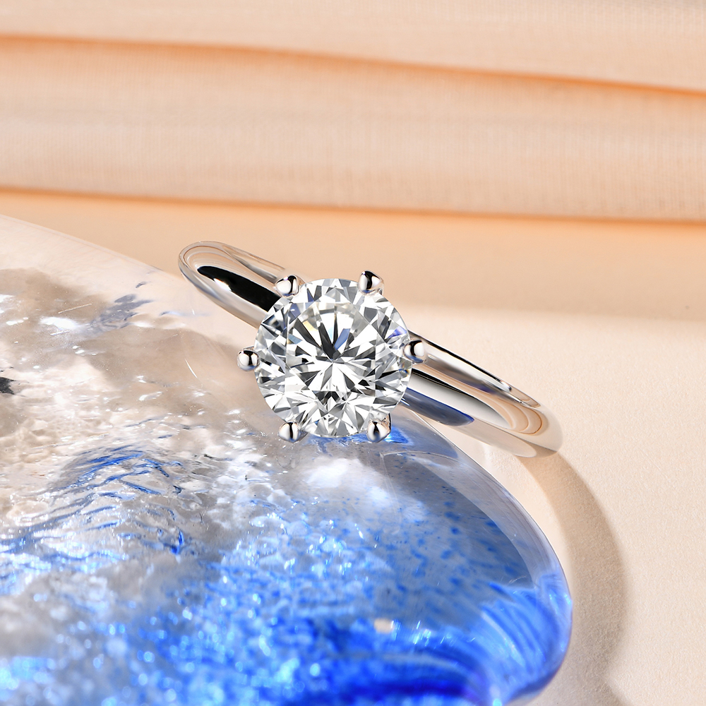Moissanite Six-Claw Solitaire Ring – 925 Silver – detail 1